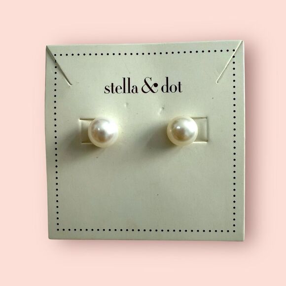 Stella & Dot ~ Essential Pearl Studs - Picture 5 of 5